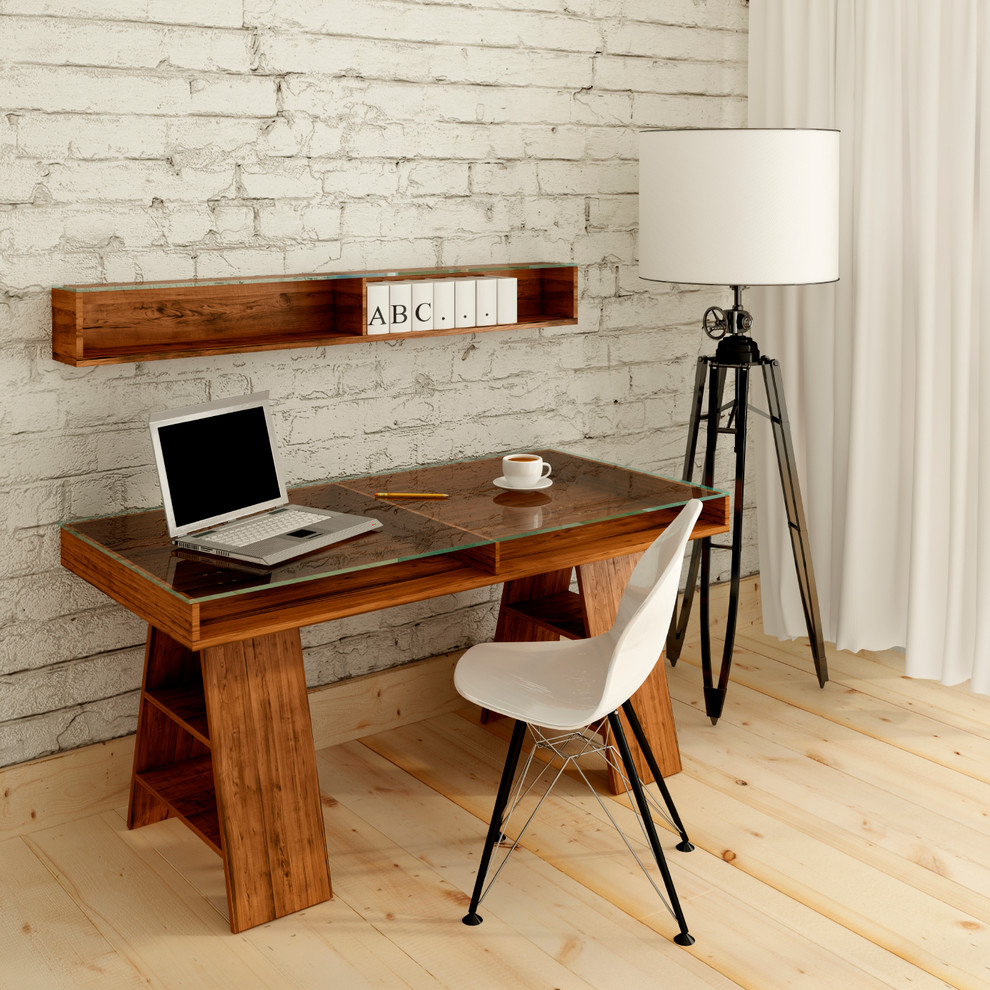 Cette image montre un bureau vintage de taille moyenne avec un mur blanc, parquet clair, aucune cheminée et un bureau indépendant.