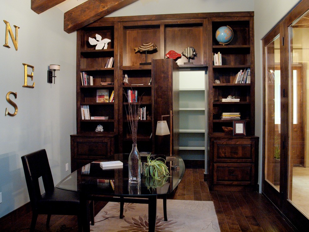 Inspiration för ett mellanstort rustikt hemmabibliotek, med blå väggar, mörkt trägolv och ett fristående skrivbord