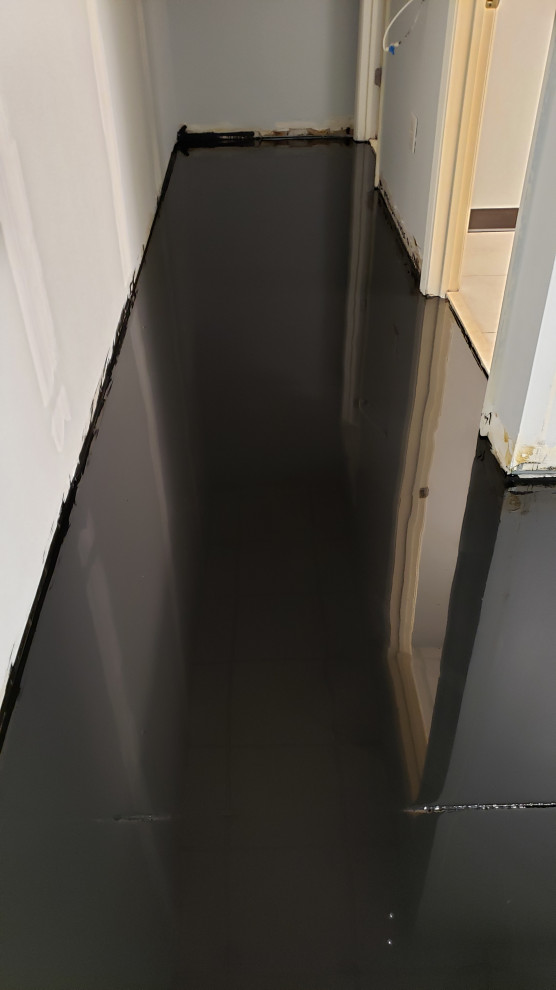 Exempel på ett stort modernt hemmastudio, med grått golv