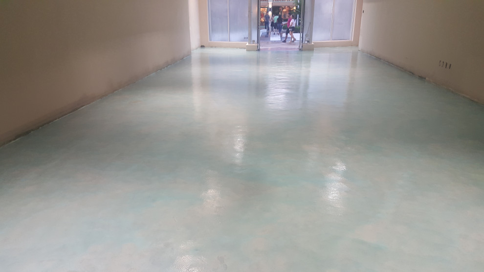 Foto di un grande studio minimal con pavimento in cemento e pavimento blu