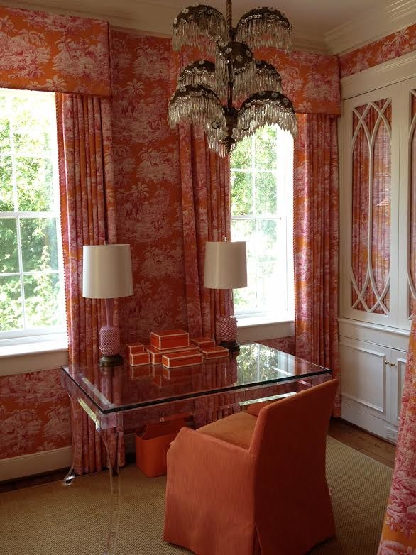 Идея дизайна: кабинет среднего размера в викторианском стиле с оранжевыми стенами, паркетным полом среднего тона, отдельно стоящим рабочим столом и коричневым полом без камина