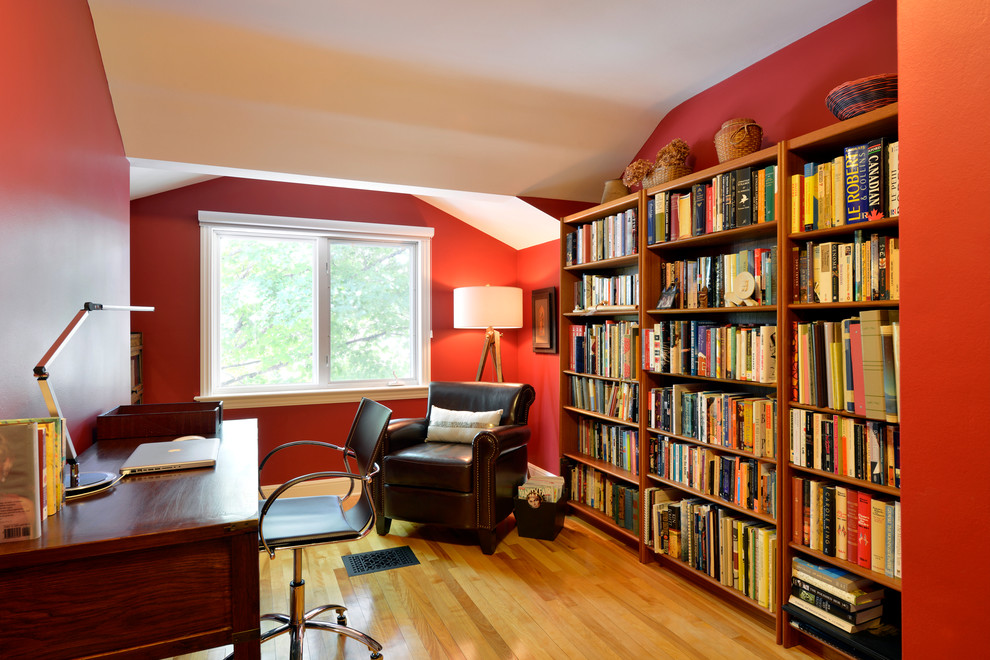 Источник вдохновения для домашнего уюта: рабочее место в классическом стиле с оранжевыми стенами, светлым паркетным полом и отдельно стоящим рабочим столом