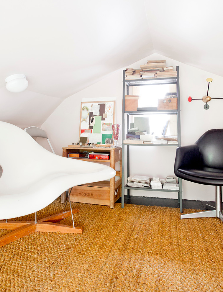 Idéer för att renovera ett litet eklektiskt hobbyrum, med vita väggar, mörkt trägolv och ett inbyggt skrivbord