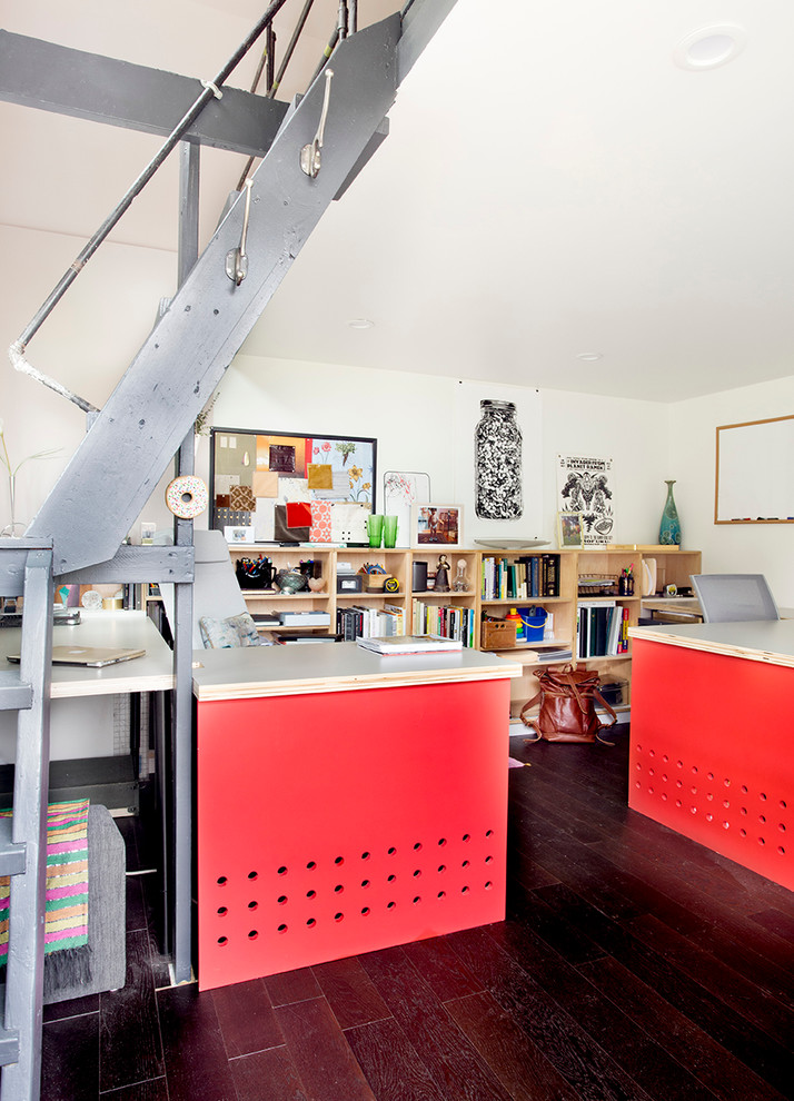 Foto di un piccolo ufficio minimalista con parquet scuro, scrivania incassata e pareti bianche