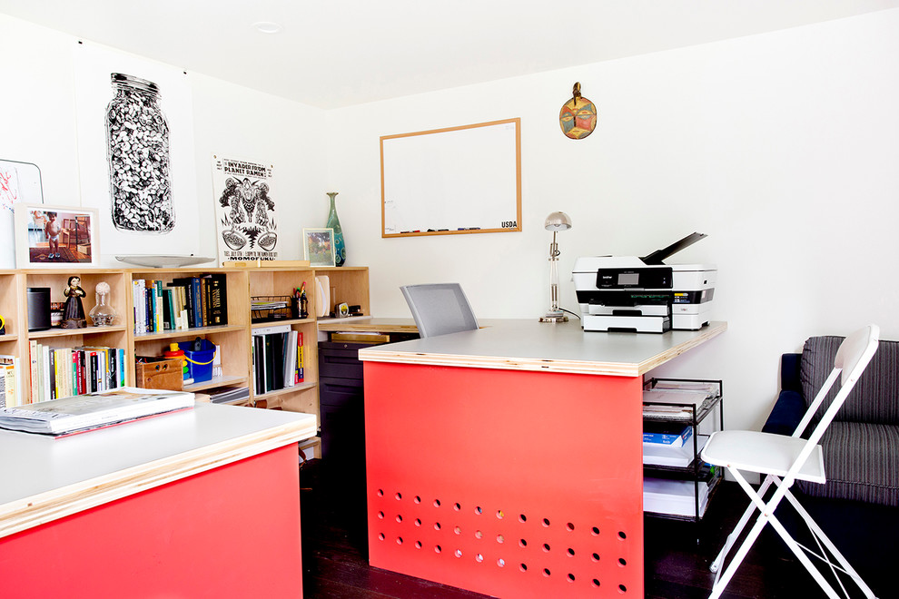 Imagen de despacho minimalista pequeño con paredes blancas, suelo de madera oscura y escritorio empotrado