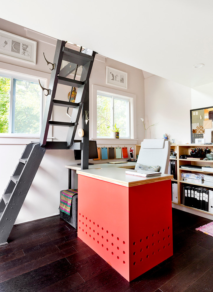 Diseño de despacho moderno pequeño con suelo de madera oscura, escritorio empotrado y paredes blancas