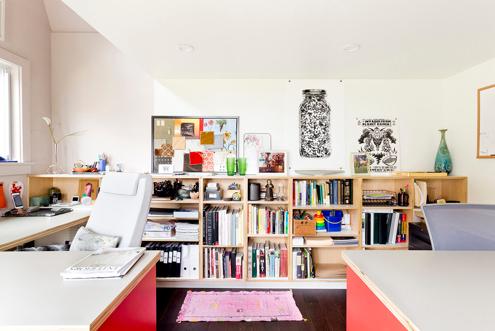 Inspiration för små moderna hemmabibliotek, med mörkt trägolv, ett inbyggt skrivbord och flerfärgade väggar