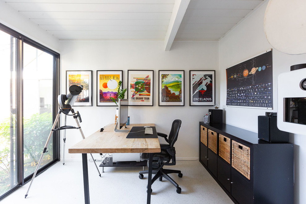 フェニックスにあるお手頃価格の小さなコンテンポラリースタイルのおしゃれなホームオフィス・書斎 (白い壁、自立型机、白い床) の写真
