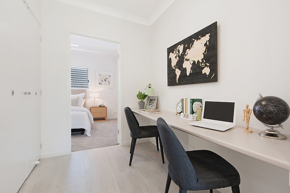 Idee per un ufficio contemporaneo di medie dimensioni con pareti bianche, pavimento con piastrelle in ceramica, scrivania incassata e pavimento beige