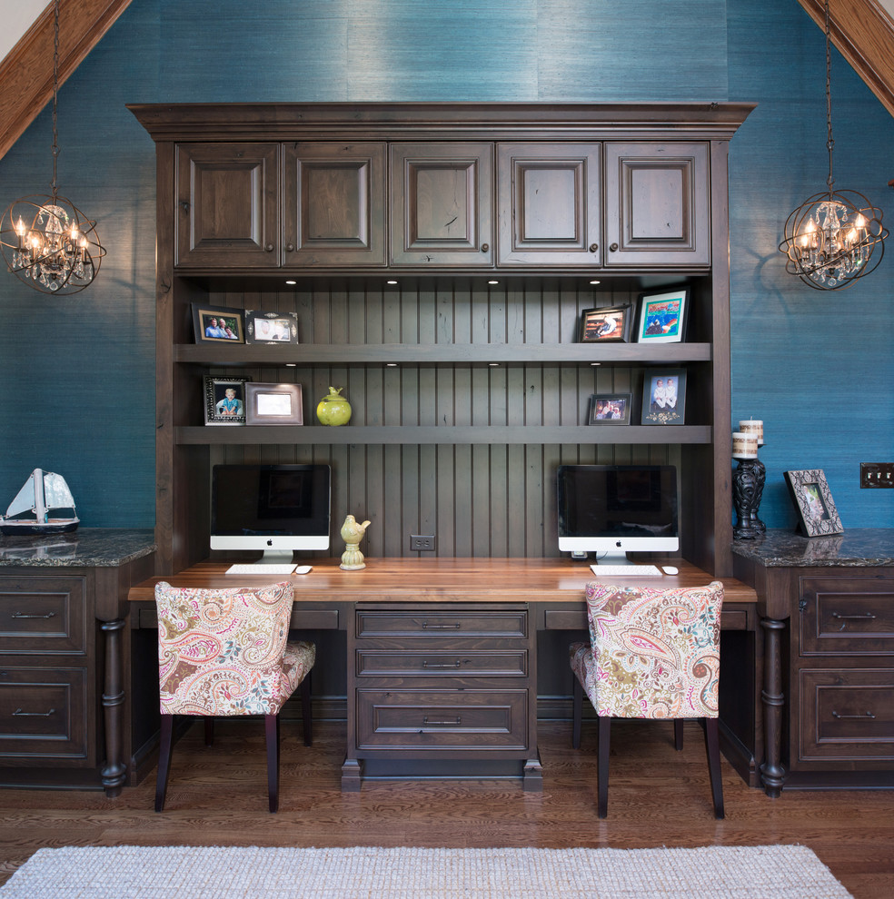 Esempio di un ufficio chic di medie dimensioni con pareti blu, pavimento in legno massello medio, nessun camino e scrivania incassata