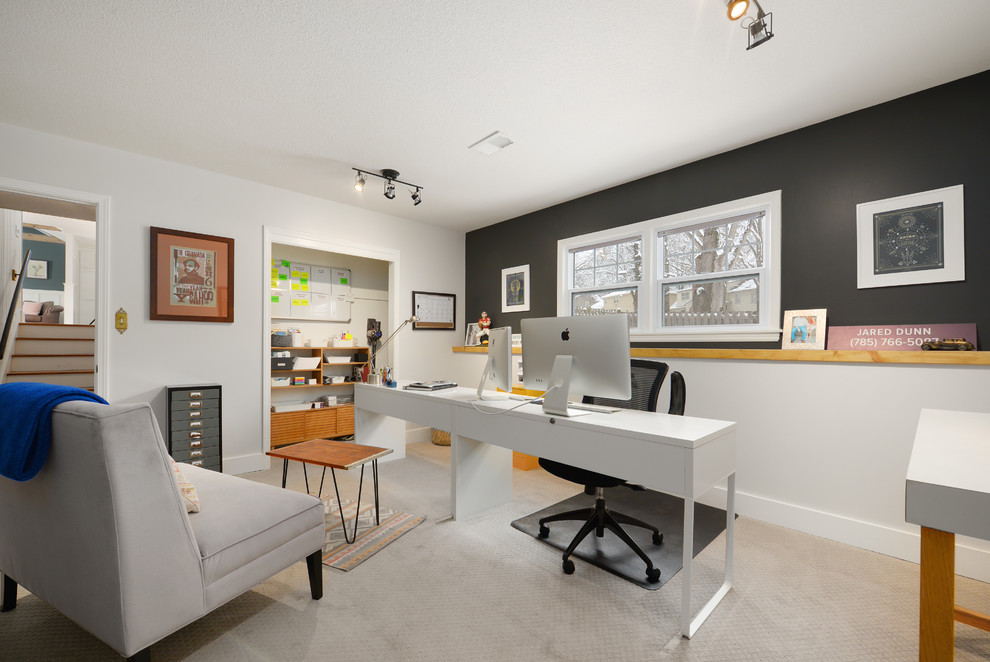 カンザスシティにある低価格の中くらいなトラディショナルスタイルのおしゃれなホームオフィス・書斎 (カーペット敷き、グレーの床、黒い壁) の写真