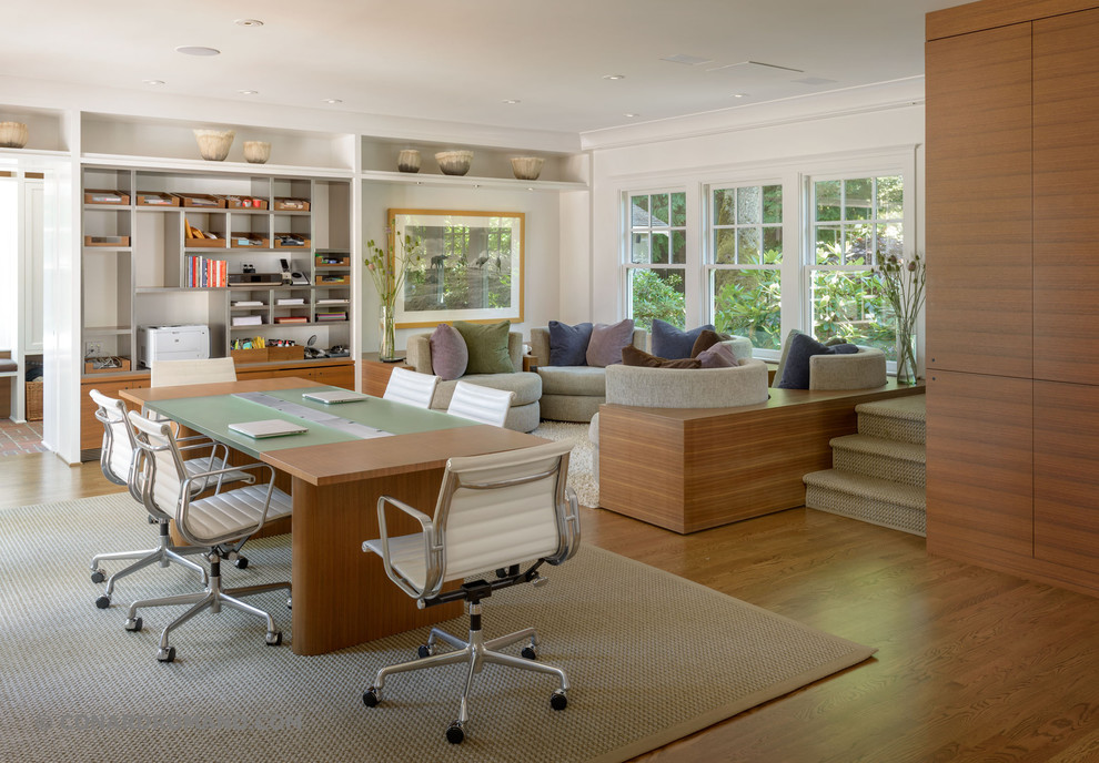 Ejemplo de despacho contemporáneo extra grande sin chimenea con suelo de madera en tonos medios, paredes blancas y escritorio independiente