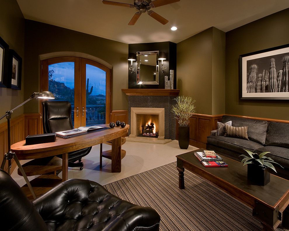 フェニックスにあるコンテンポラリースタイルのおしゃれなホームオフィス・書斎 (緑の壁、コーナー設置型暖炉、タイルの暖炉まわり、自立型机) の写真