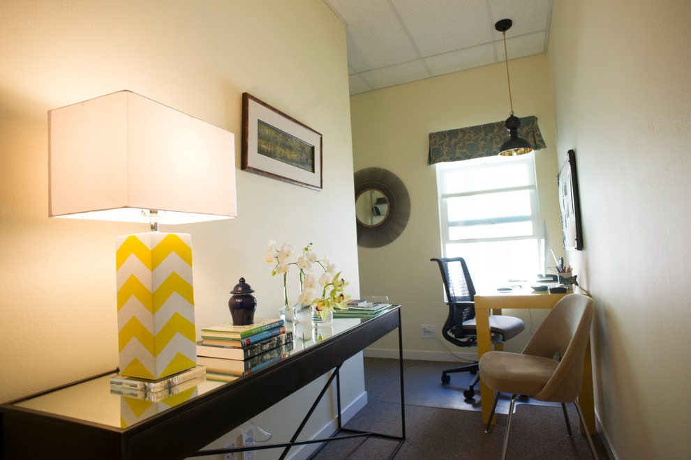 Imagen de despacho tradicional renovado de tamaño medio con paredes grises, moqueta y escritorio empotrado