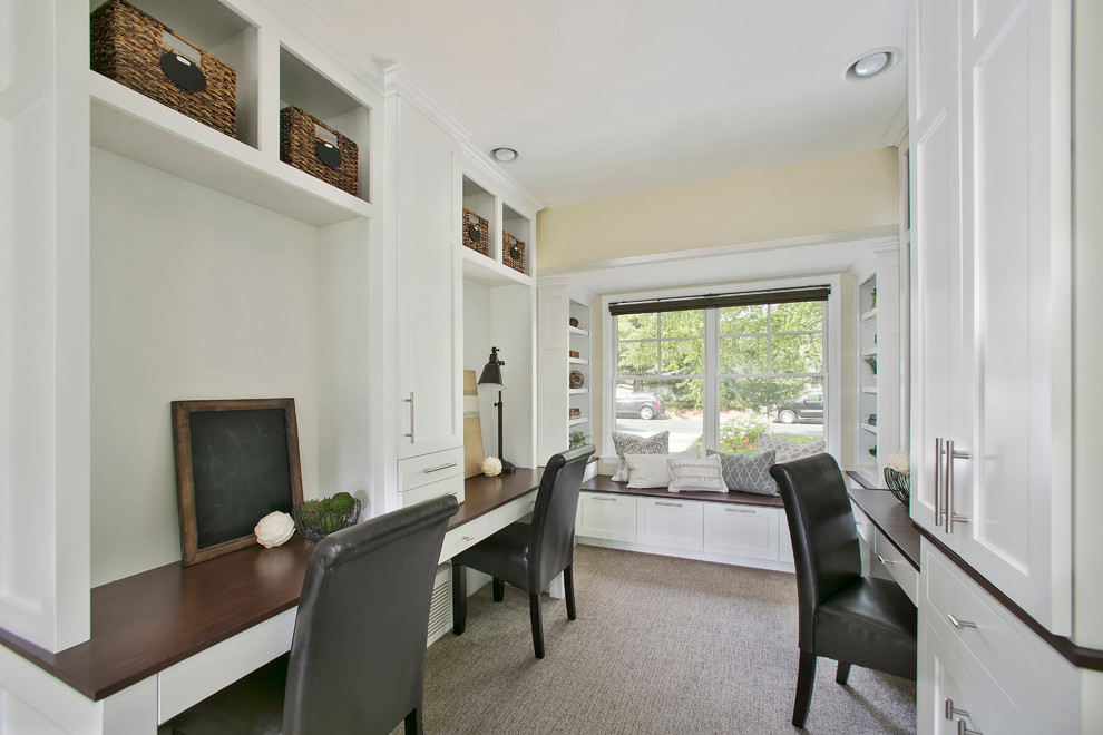 Imagen de despacho clásico renovado de tamaño medio sin chimenea con paredes beige, moqueta y escritorio empotrado