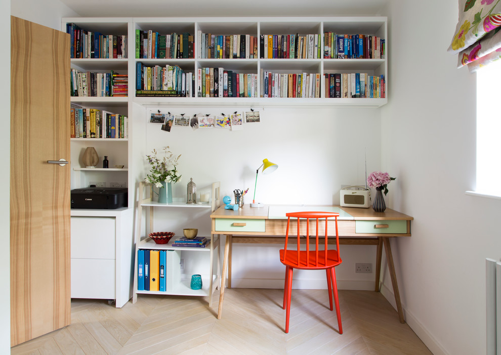 Kleines Modernes Arbeitszimmer mit Arbeitsplatz, weißer Wandfarbe, hellem Holzboden und freistehendem Schreibtisch in London