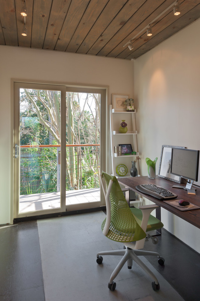Kleines Modernes Arbeitszimmer mit Arbeitsplatz und freistehendem Schreibtisch in Houston