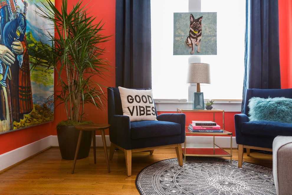 Imagen de despacho bohemio pequeño sin chimenea con paredes rojas, suelo de madera en tonos medios y escritorio independiente