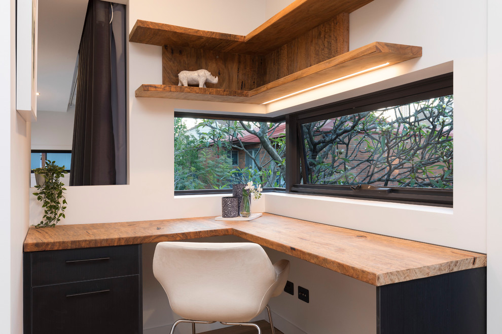Стильный дизайн: кабинет в современном стиле с белыми стенами и встроенным рабочим столом - последний тренд