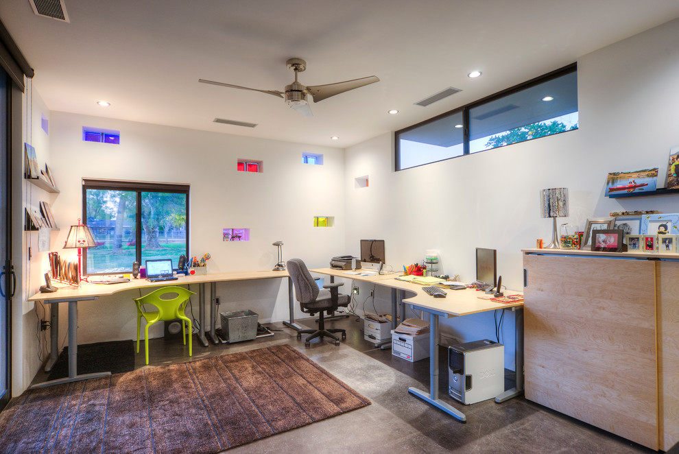 Inspiration för mellanstora moderna arbetsrum, med vita väggar, betonggolv och ett fristående skrivbord