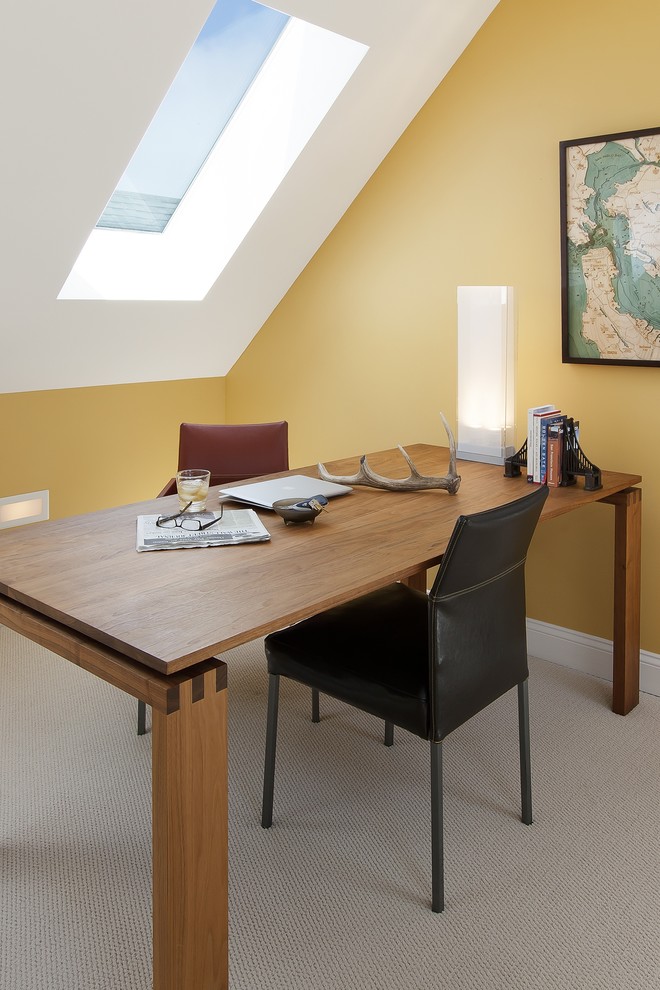 Источник вдохновения для домашнего уюта: рабочее место среднего размера в классическом стиле с желтыми стенами, ковровым покрытием, отдельно стоящим рабочим столом и белым полом