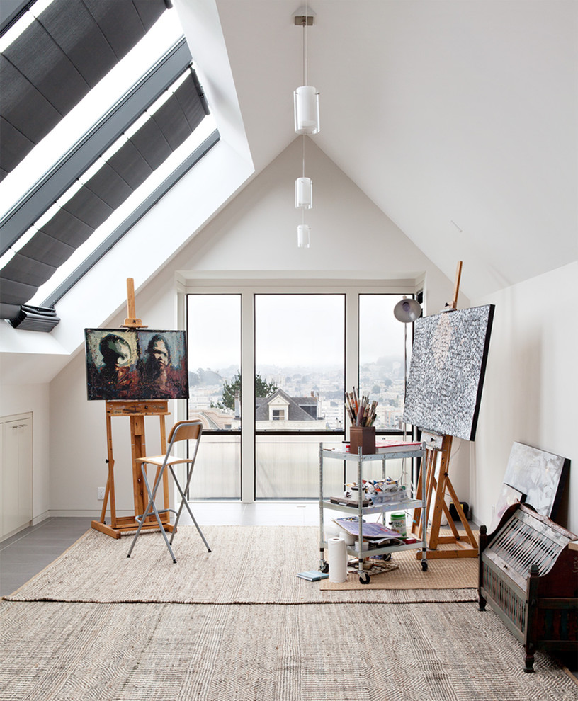 Modernes Arbeitszimmer mit Studio, weißer Wandfarbe und grauem Boden in San Francisco