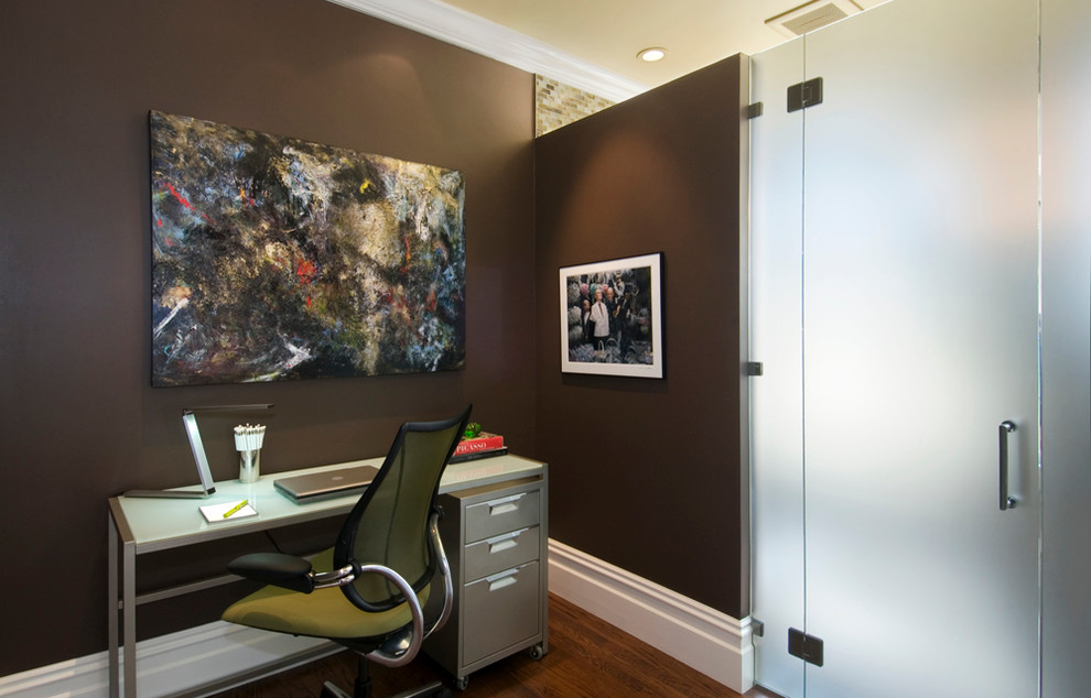 Modelo de despacho actual con paredes marrones, suelo de madera oscura y escritorio independiente