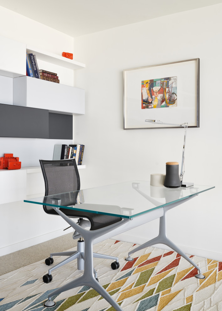 Kleines Modernes Arbeitszimmer mit weißer Wandfarbe, Teppichboden, freistehendem Schreibtisch und beigem Boden in San Francisco