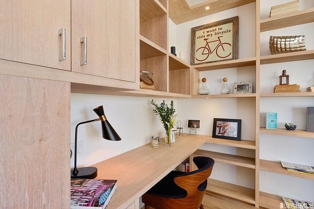 Idee per un piccolo ufficio contemporaneo con pareti bianche, parquet chiaro, scrivania incassata, nessun camino e pavimento beige