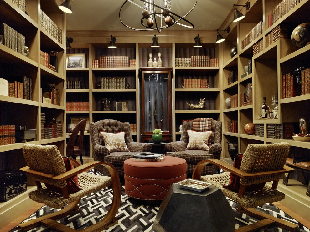 Cette image montre un bureau traditionnel avec un mur marron, un sol en bois brun, aucune cheminée et une bibliothèque ou un coin lecture.
