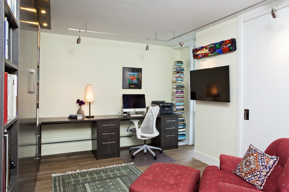 This is an example of a contemporary home office in San Francisco.