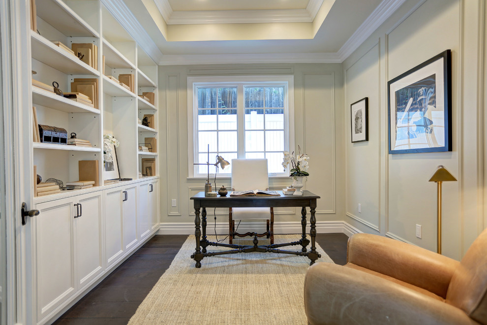 Design ideas for a classic home office in Los Angeles.