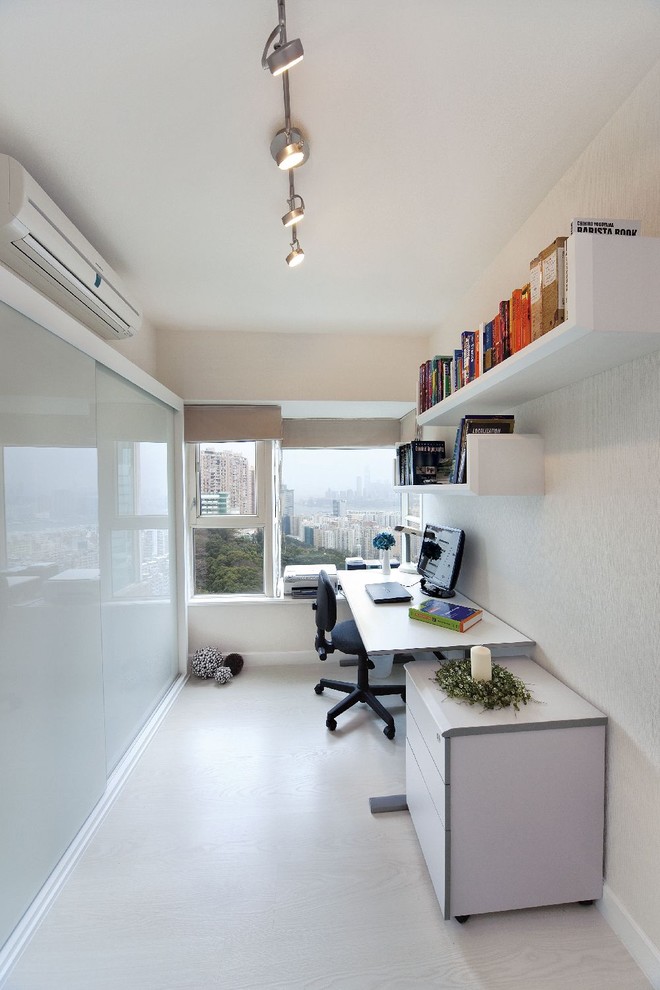 Идея дизайна: кабинет в стиле модернизм с белыми стенами и отдельно стоящим рабочим столом