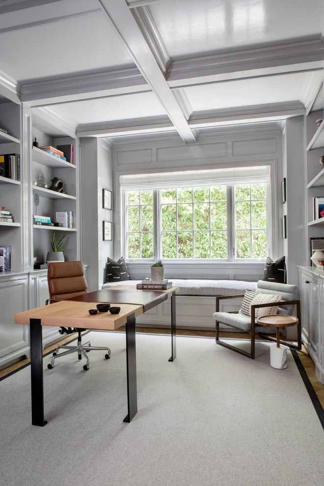 Cette image montre un grand bureau traditionnel avec une bibliothèque ou un coin lecture, un mur blanc et un bureau indépendant.