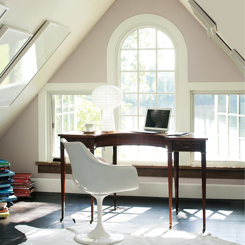 Modelo de despacho tradicional renovado de tamaño medio sin chimenea con paredes rosas, suelo de madera oscura, escritorio independiente y suelo marrón