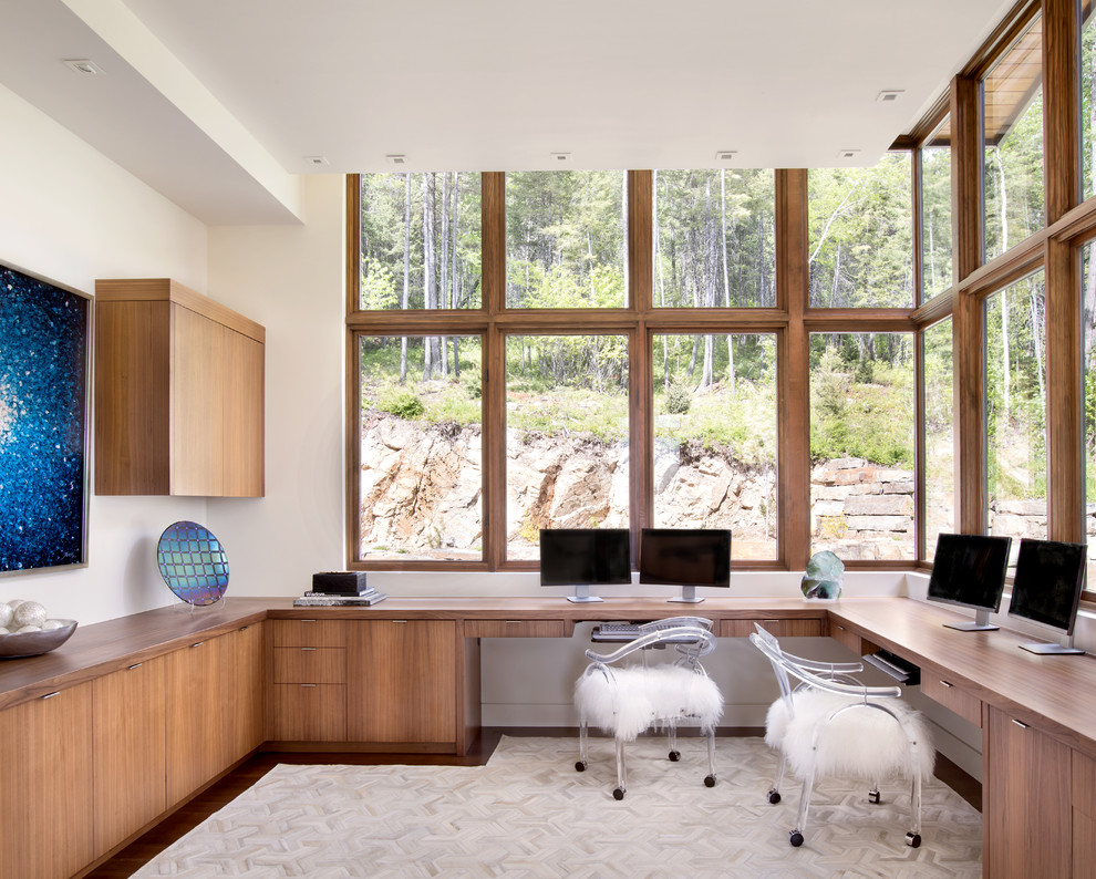 Ejemplo de despacho contemporáneo sin chimenea con paredes blancas, suelo de madera oscura y escritorio empotrado