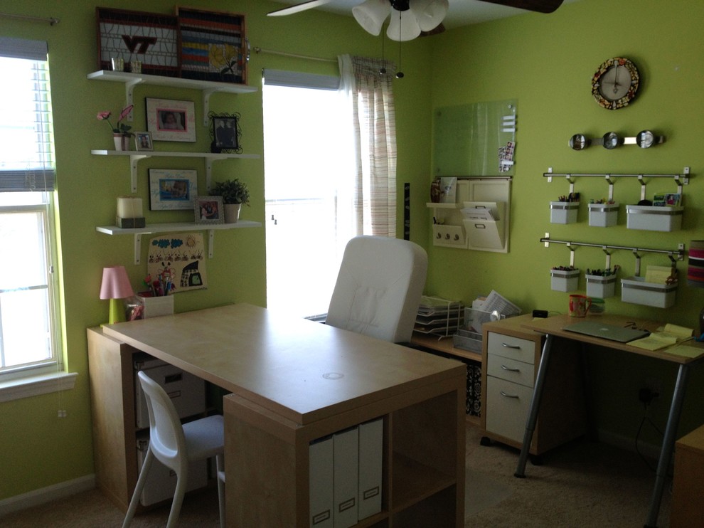 Стильный дизайн: кабинет среднего размера в стиле ретро с местом для рукоделия, зелеными стенами, ковровым покрытием и отдельно стоящим рабочим столом без камина - последний тренд