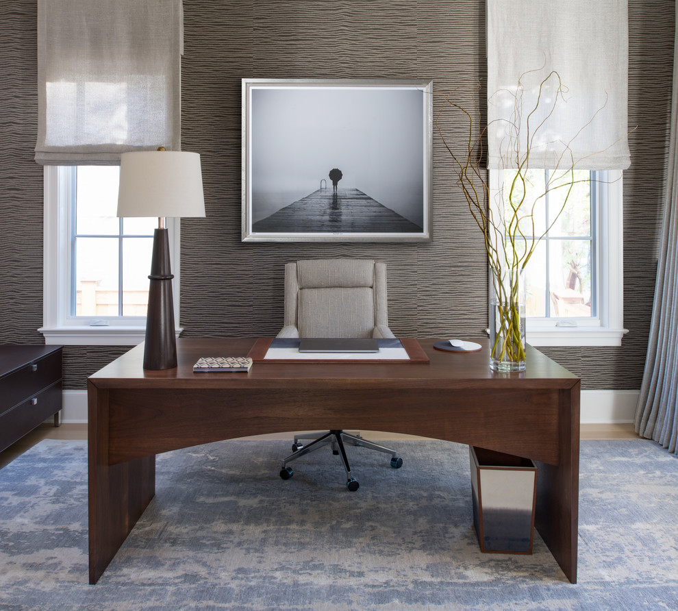 Cette image montre un grand bureau traditionnel avec un mur gris, parquet clair, un bureau indépendant et un sol beige.