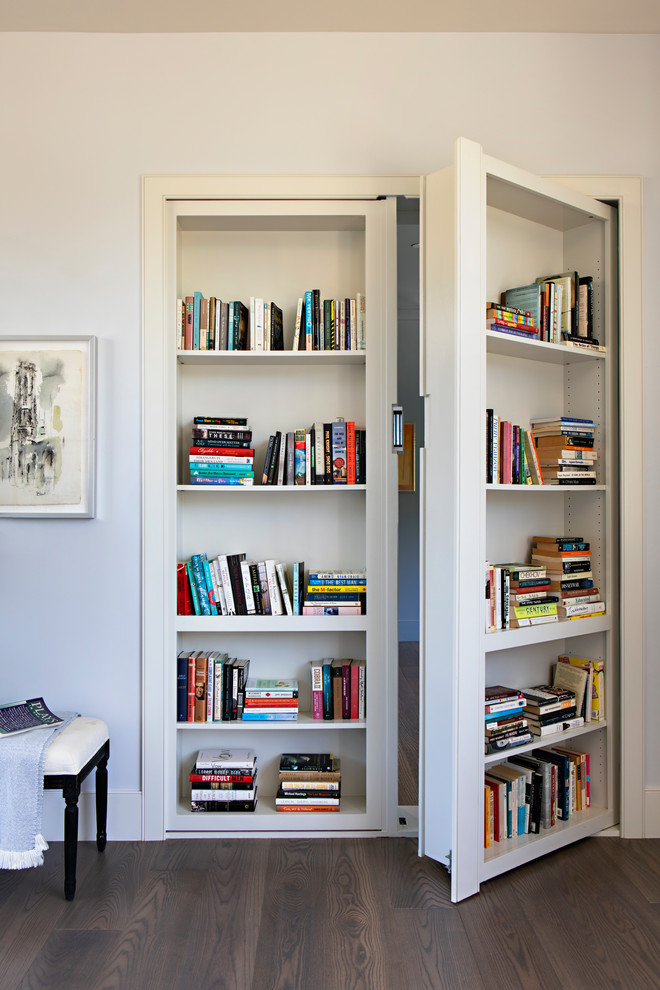Idéer för ett mellanstort modernt hemmabibliotek, med grå väggar, mörkt trägolv och brunt golv