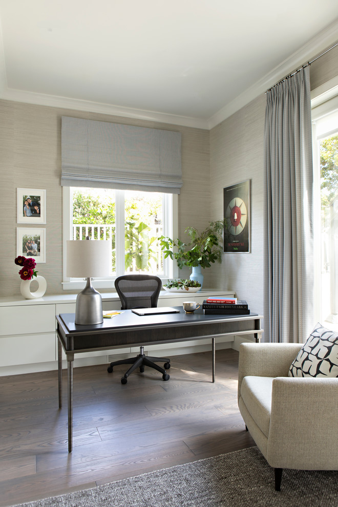 Modelo de despacho contemporáneo de tamaño medio sin chimenea con paredes grises, escritorio independiente, suelo de madera oscura y suelo marrón