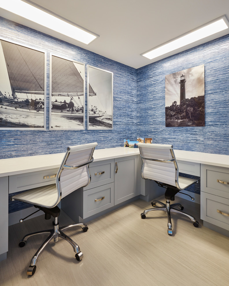 Exempel på ett maritimt hemmabibliotek, med blå väggar, ett inbyggt skrivbord och beiget golv