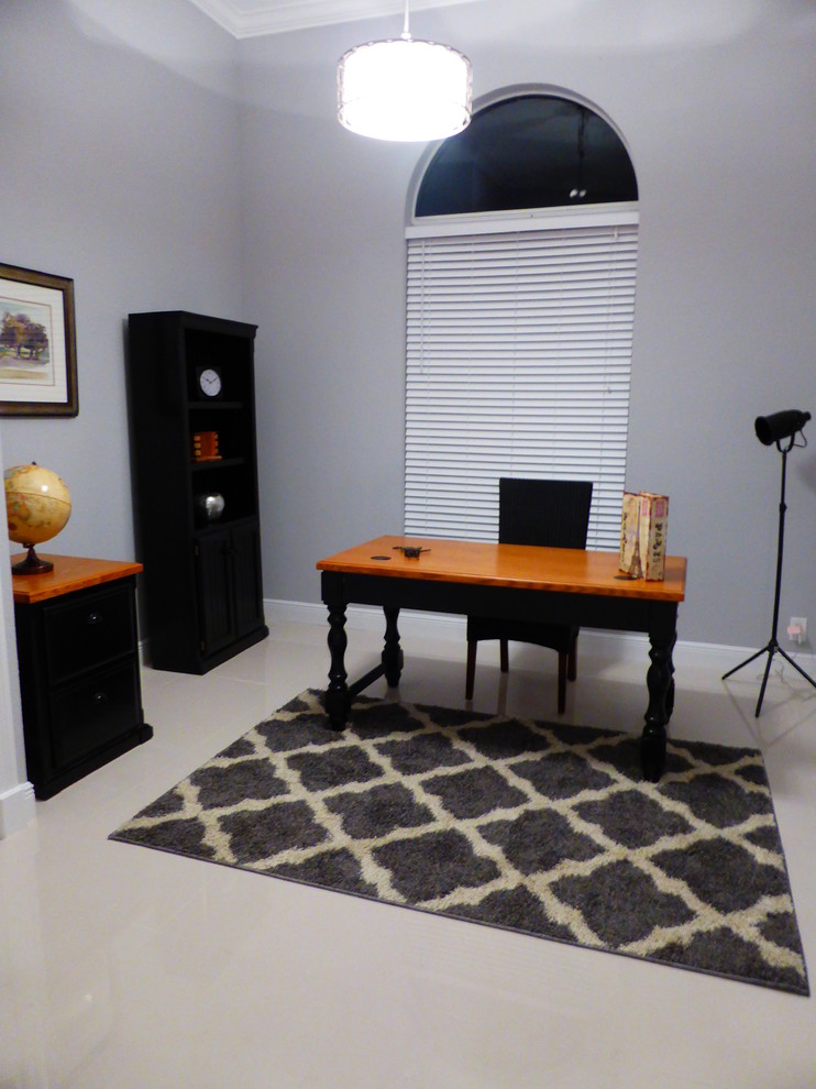 Imagen de despacho tradicional renovado de tamaño medio sin chimenea con paredes grises, suelo de baldosas de cerámica y escritorio independiente