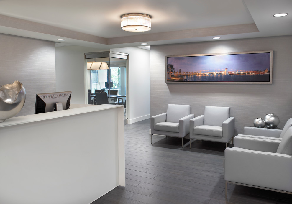 Mittelgroßes Modernes Arbeitszimmer mit grauer Wandfarbe, Laminat, grauem Boden, Gaskamin und Einbau-Schreibtisch in Miami