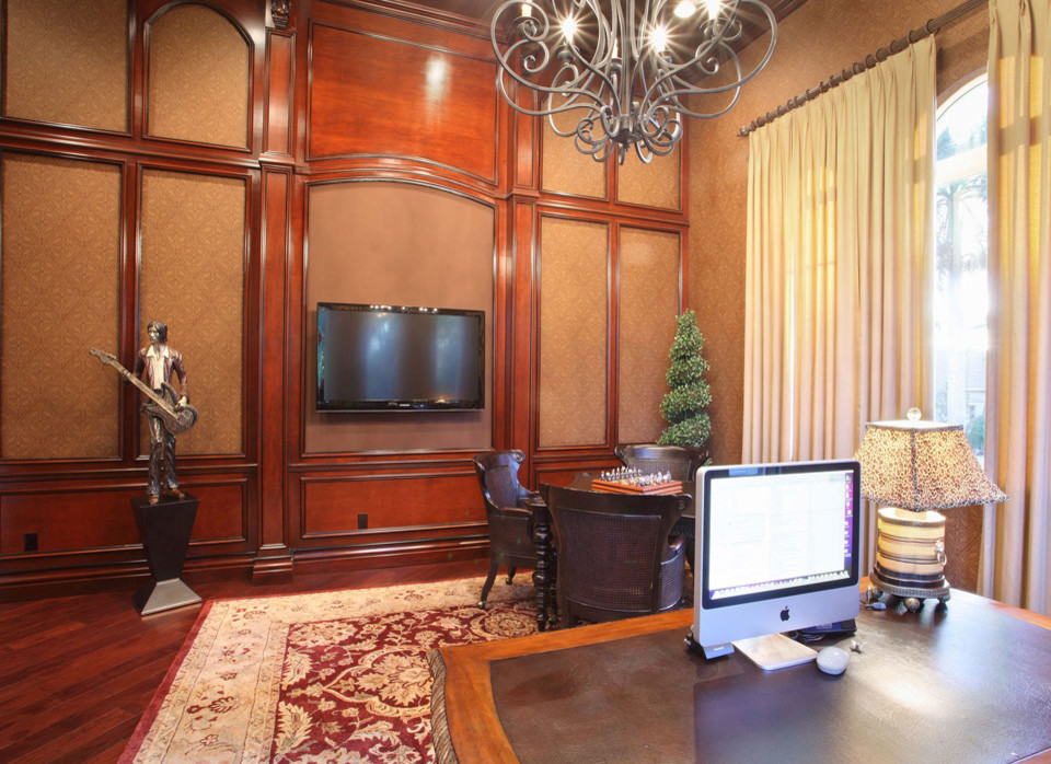 Cette image montre un bureau traditionnel de taille moyenne avec un mur beige, un sol en bois brun, aucune cheminée et un bureau indépendant.