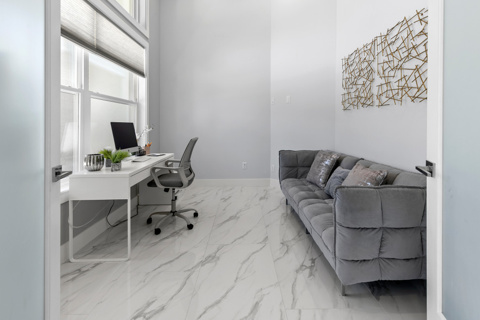 Ispirazione per un ufficio costiero di medie dimensioni con pareti grigie, pavimento in marmo, scrivania autoportante e pavimento bianco