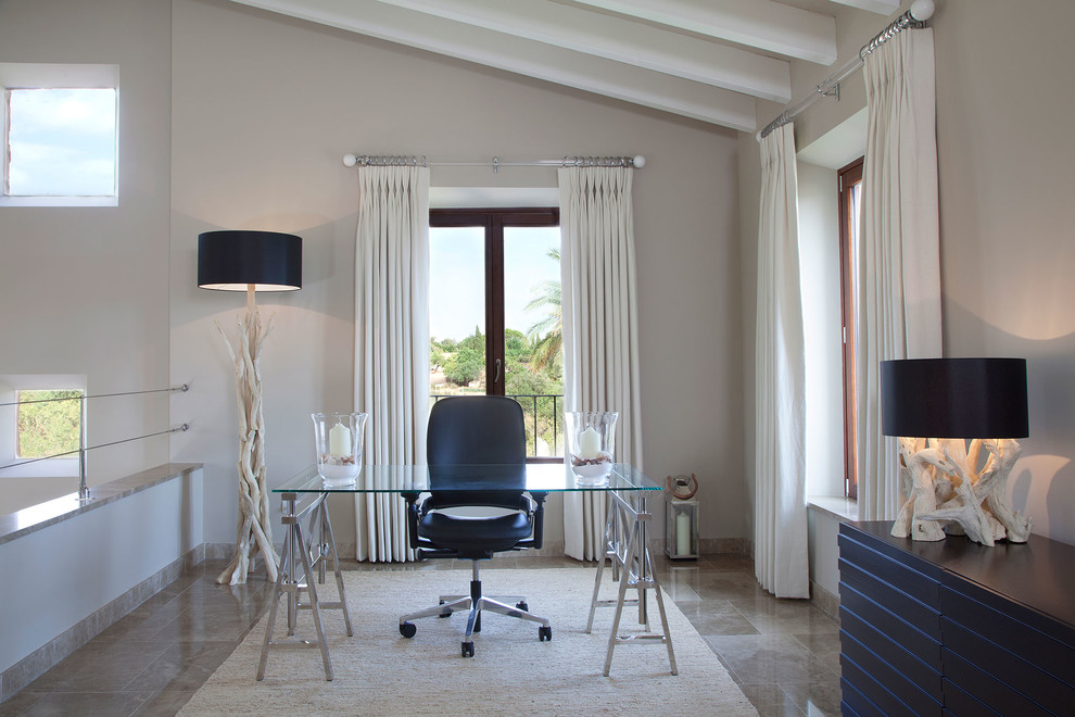 Imagen de despacho marinero con paredes grises, escritorio independiente y suelo beige