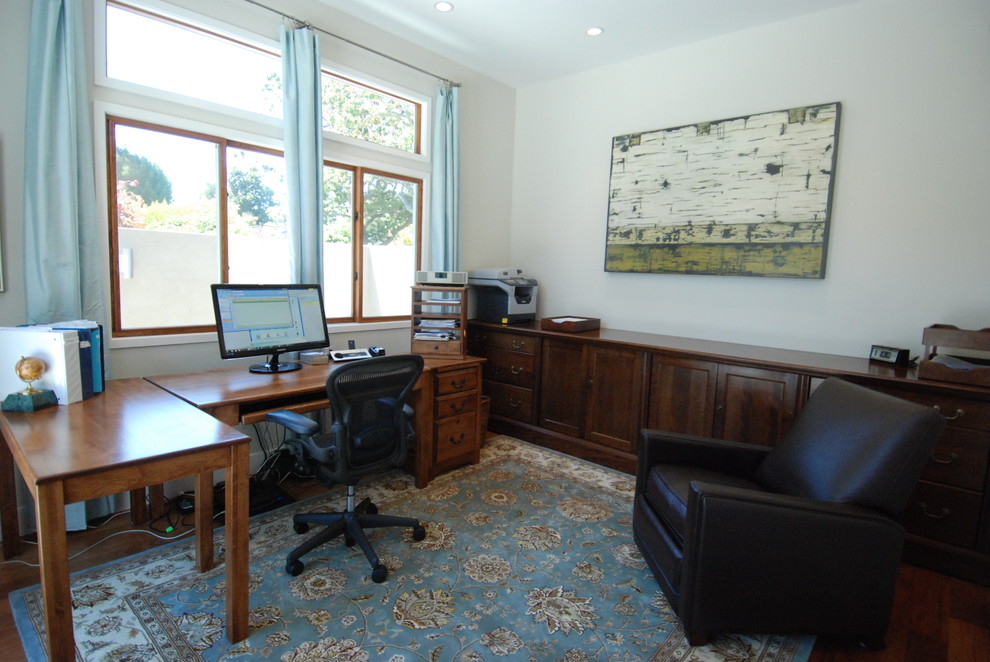 Mittelgroßes Modernes Arbeitszimmer ohne Kamin mit Arbeitsplatz, beiger Wandfarbe, braunem Holzboden, freistehendem Schreibtisch und braunem Boden in San Francisco