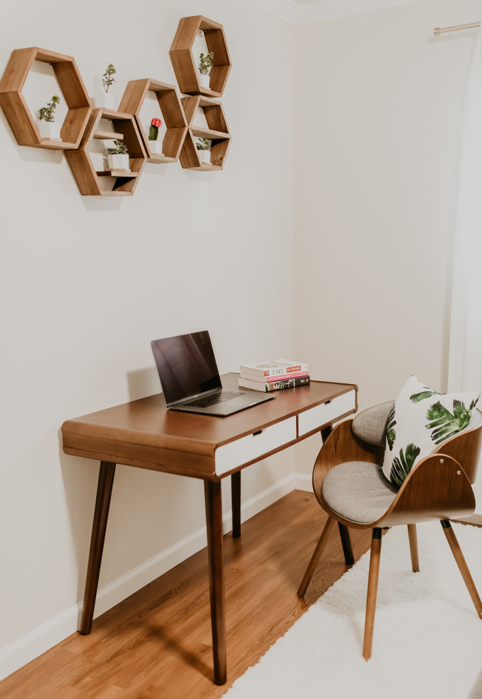 Foto de despacho vintage de tamaño medio sin chimenea con paredes beige, suelo de madera oscura, escritorio independiente y suelo marrón
