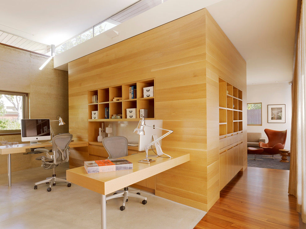 Mittelgroßes Modernes Arbeitszimmer mit Einbau-Schreibtisch, Arbeitsplatz, beiger Wandfarbe und braunem Holzboden in San Francisco