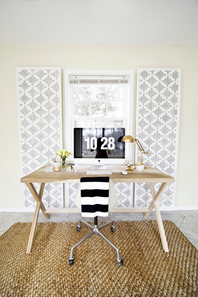 Exempel på ett modernt arbetsrum, med beige väggar och ett fristående skrivbord